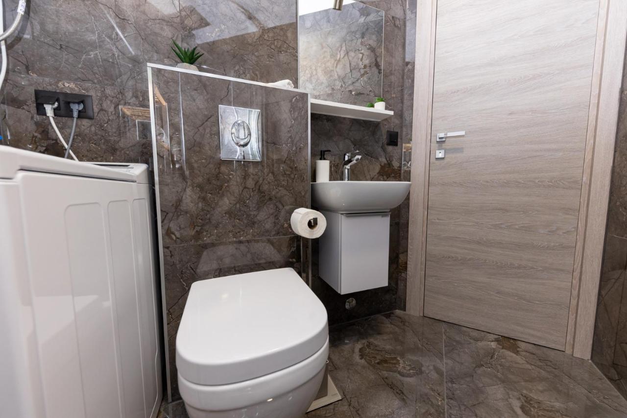 New Studio For 2, Free Private Garage Spot, Wi-Fi, 200 M From Mall Of Split Eksteriør bilde